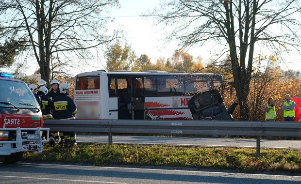 Wypadek z udziałem autobusu na Śląsku. Jedna osoba nie żyje, 5 rannych