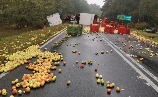 Wypadek z udziałem ciężarówki. Na drogę wysypały się jabłka 