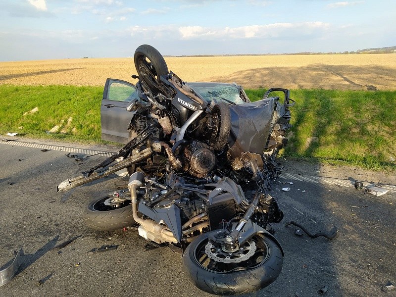 Wypadek z udziałem dwóch motocyklistów - obaj nie posiadali uprawnień. Na szczęście nikt w tym wypadku nie zginął /Policja /Informacja prasowa