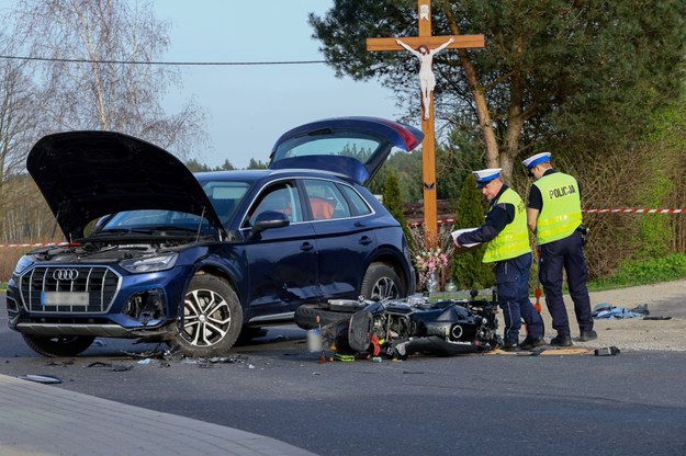 Wypadek z udziałem motocykla i samochodu osobowego w Dębnicy (30.03) /Tomasz Wojtasik /PAP