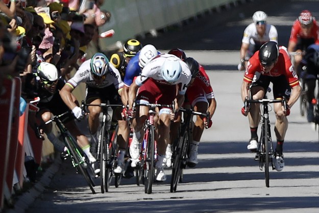 Wypadek z udziałem Petera Sagana i Marka Cavendisha, do którego doszło na finiszu 4. etapu tegorocznego Tour de France /YOAN VALAT  /PAP/EPA