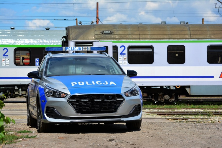 ​Porsche pod pociągiem. Za kierownicą siedział 69-latek