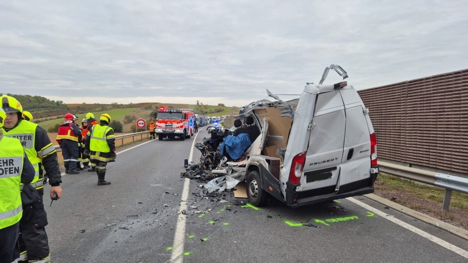 Wypadek z udziałem Polaków w Austrii, fot. Bezirksfeuerwehrkommando Mistelbach /Facebook