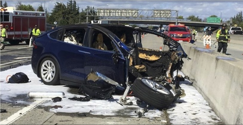 Wypadki samochodów marki Tesla zawsze przyciągają uwagę opinii publicznej /AP/EAST NEWS /East News