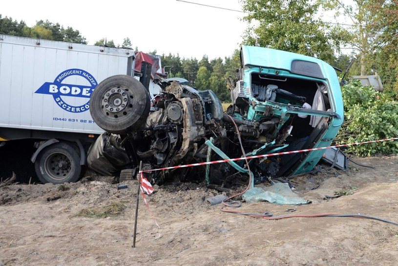 Wypadków z udziałem ciężarówek nie ma dużo, ale często są tragiczne /Adam Staśkiewicz /East News