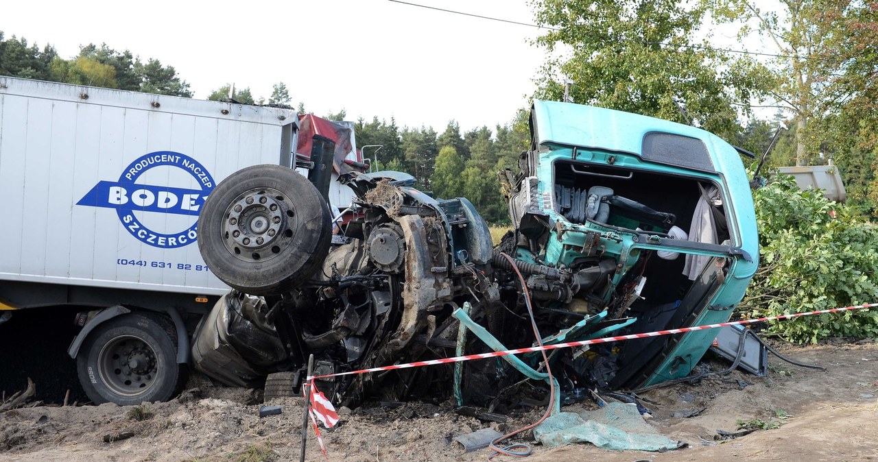 Wypadków z udziałem ciężarówek nie ma dużo, ale często są tragiczne /Adam Staśkiewicz /East News