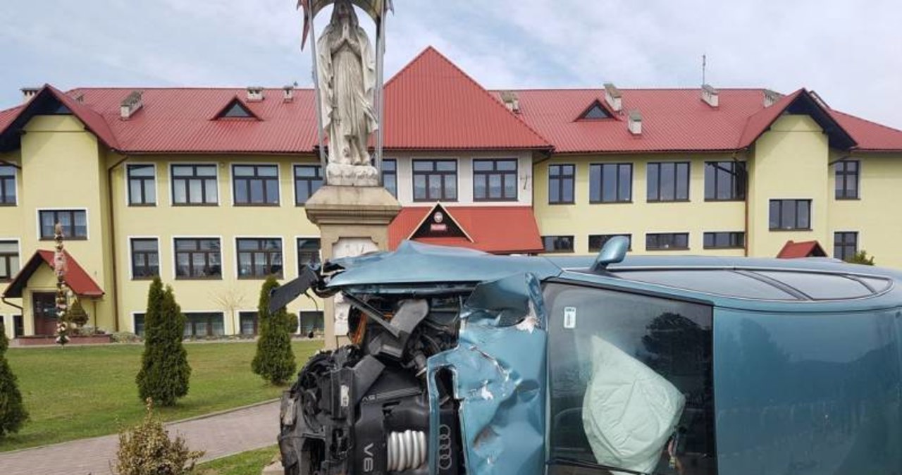 Wypadł z drogi, przebił barierki, zatrzymał się przed kapliczką. Wypadek w Michalczowej