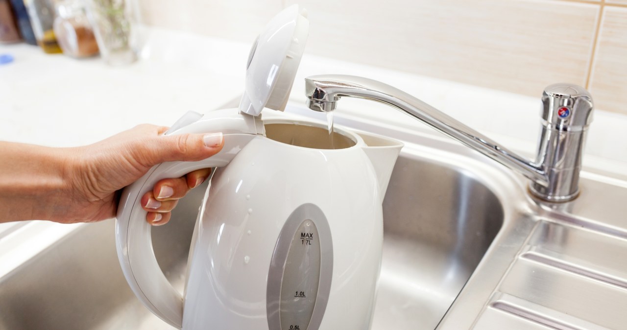Wypełnij czajnik do pełna wodą i dodaj produkty, które znajdziesz w domu /123RF/PICSEL