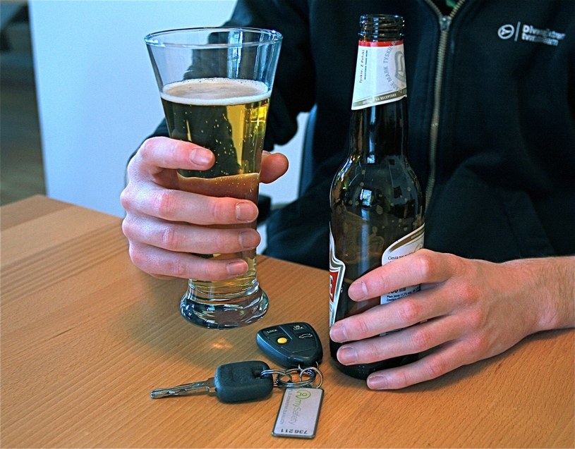 Wypicie „małego” piwa lub odrobiny wina, a następnie prowadzenie samochodu dla wielu kierowców nie stanowi większego problemu. Nieznaczne przekroczenie dozwolonego limit alkoholu jest traktowane jako błahe naruszenie prawa. /Motor