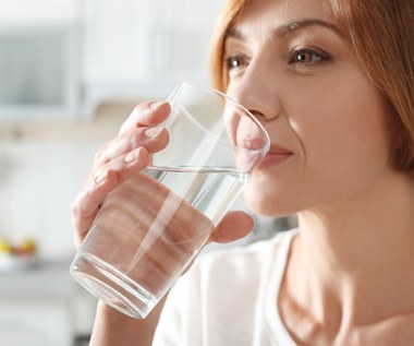 Wypij szklankę co rano na pusty żołądek. Jak korzysta na tym organizm?