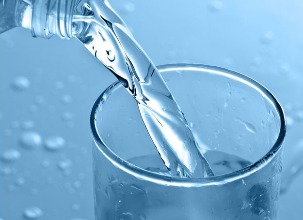 Wypijaj codziennie dwa litry płynów, najlepiej wody niskozmineralizowanej /123RF/PICSEL
