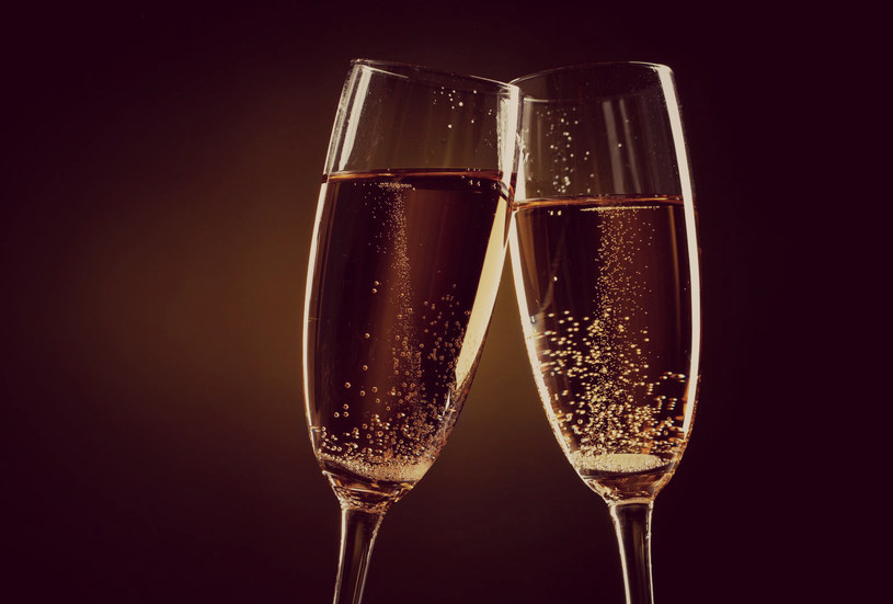 Wypijanie około dwóch kieliszków szampana tygodniowo sprzyja zdrowiu układu krążenia, zmniejszając ryzyko choroby niedokrwiennej serca i udaru /123RF/PICSEL