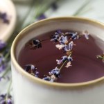 Wypita na wieczór odpręża i pomaga zasnąć. Gdy pijesz w dzień, pomaga się skupić i pobudza jelita do pracy