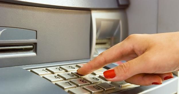 Wypłacając pieniądze z bankomatu, bądźmy ostrożni /&copy;123RF/PICSEL