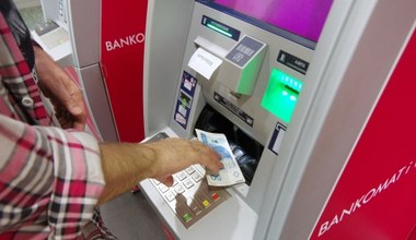 Wypłacałeś gotówkę, a bankomat wciągnął kartę? Mogłeś popełnić popularny błąd