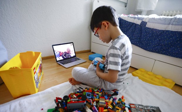 Wypłacanie zasiłku opiekuńczego dla rodziców najmłodszych dzieci przedłużone