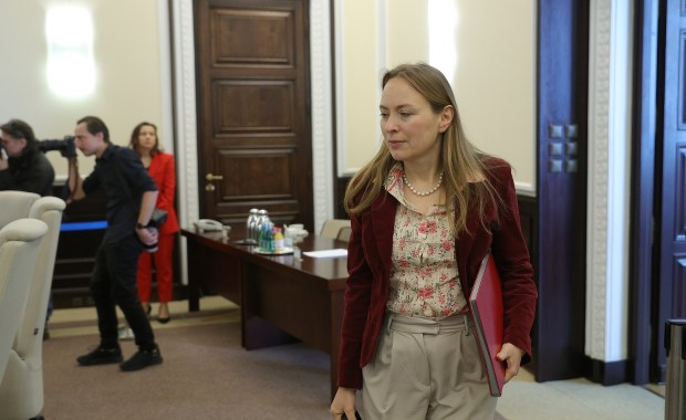 Wypłata 7 mld euro dla Polski w marcu? Termin "zbyt ambitny"