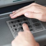 Wypłata gotówki w bankomacie wymaga czujności. Na co zwracać uwagę?