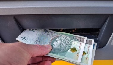 Wypłata gotówki wciąż jest prosta. Limity i prowizje mogą jednak zaskoczyć