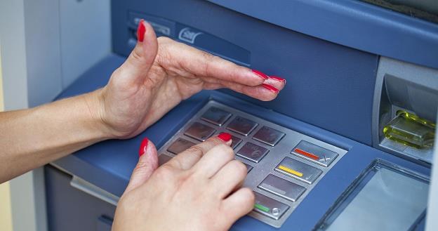 Wypłata pieniędzy z bankomatu może się wiązać z utratą wszystkich środków /&copy;123RF/PICSEL
