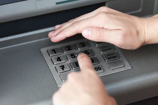 Wypłata pieniędzy z bankomatu wiąże się z pewnym ryzykiem /&copy;123RF/PICSEL