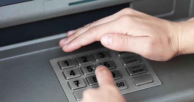 Wypłata pieniędzy z bankomatu wiąże się z pewnym ryzykiem /&copy;123RF/PICSEL