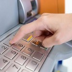 Wypłaty z bankomatów są coraz droższe