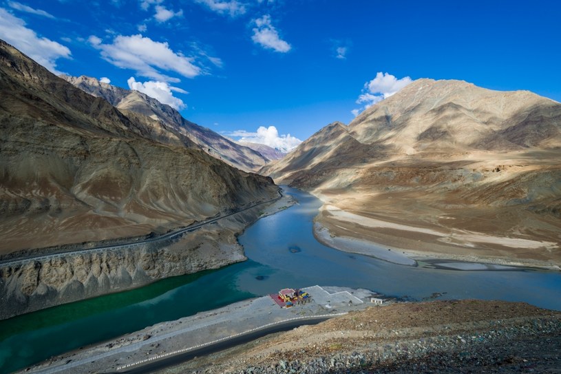 Wypływający z Himalajów i mający długość ponad trzech tysięcy kilometrów Indus stał się kolebką pierwszej historycznej cywilizacji na subkontynencie indyjskim /Getty Images