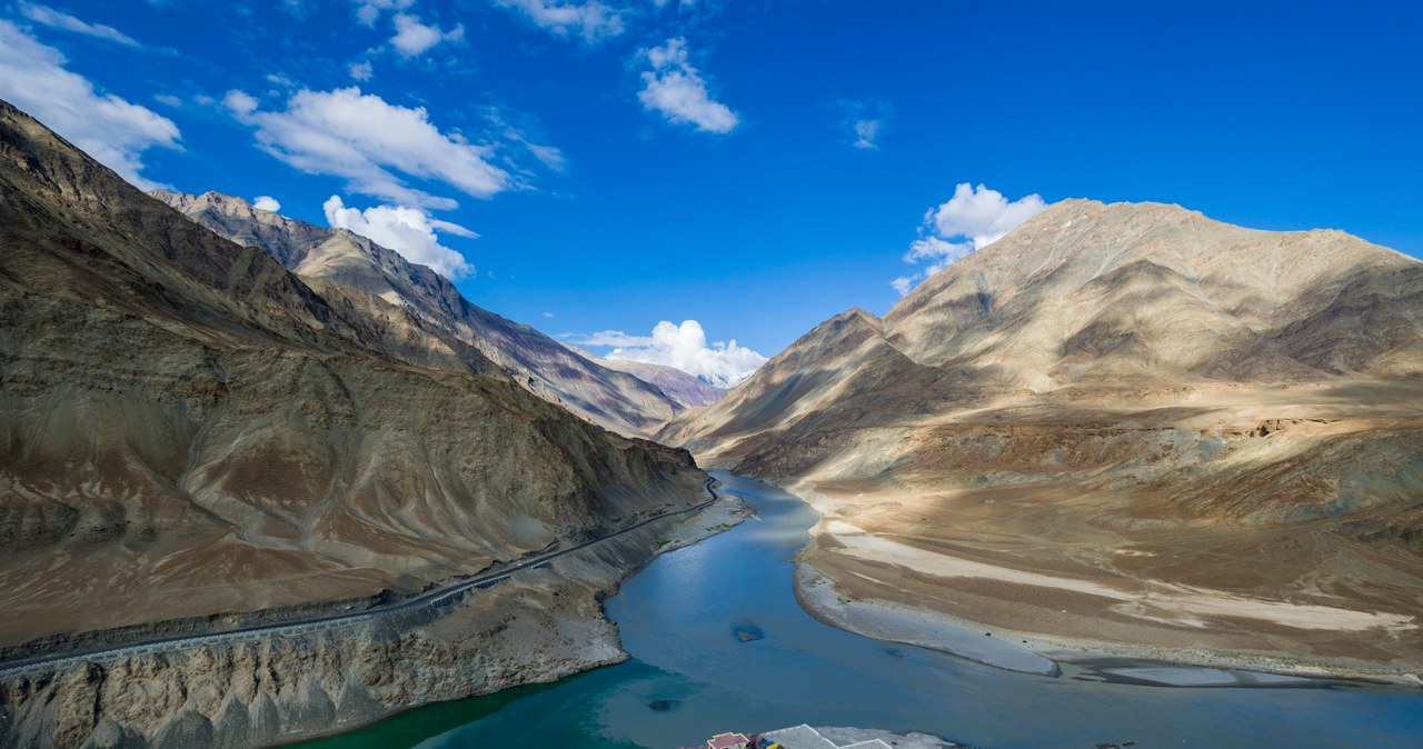 Wypływający z Himalajów i mający długość ponad trzech tysięcy kilometrów Indus stał się kolebką pierwszej historycznej cywilizacji na subkontynencie indyjskim /Getty Images