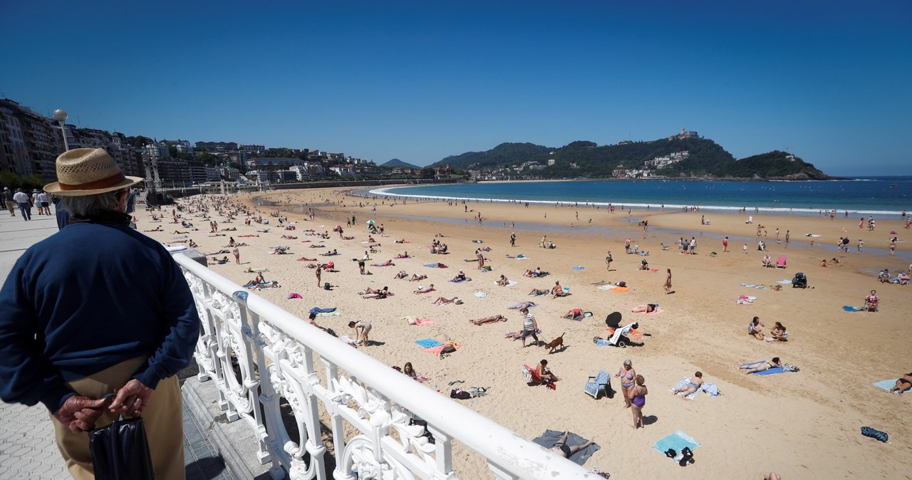 Wypoczynek na plaży La Concha beach w San Sebastian. Czas pandemii... /EPA