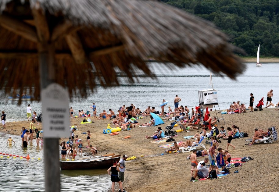 Wypoczywający nad jeziorem Solińskim w Polańczyku. Mamy półmetek tegorocznych wakacji /Darek Delmanowicz /PAP