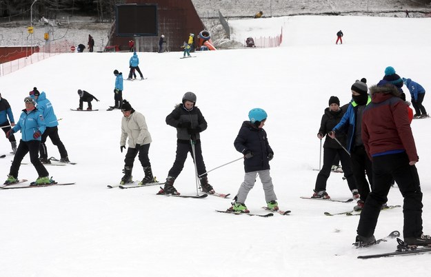 Wypoczywający w Tatrach turyści i narciarze pomimo ograniczeń związanych z pandemią korzystają z uroków spędzenia świątecznego urlopu w górach, na Polanie Szymoszkowej w Zakopanem / 	Grzegorz Momot    /PAP