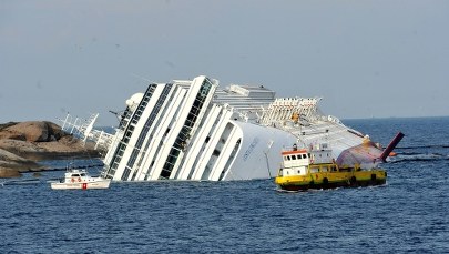 Wypompowują paliwo z Costa Concordia