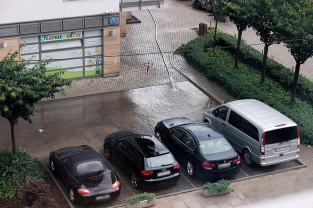 Wypompowywanie wody z garaży na jednym z osiedli mieszkaniowych na Woli, po ulewnych deszczach przechodzących nad stolicą /Mateusz Marek /PAP