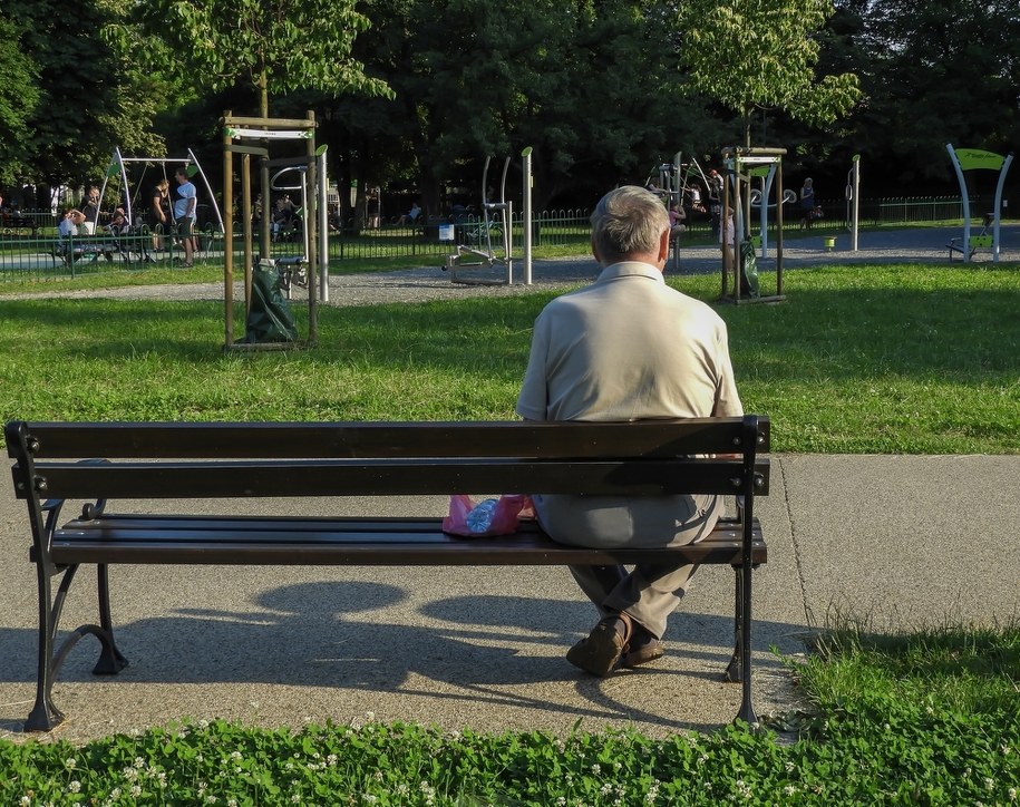 Wypowiedzenie zmieniające w okresie ochronnym przed emeryturą. Kiedy pracodawca może zmienić warunki pracy seniorowi? /Shutterstock