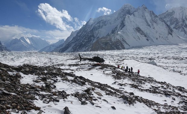 Wyprawa na K2. Marcin Kaczkan: Pogoda uniemożliwia powrót kolegów do bazy