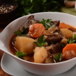 Wypróbowałam przepis na irlandzki gulasz wołowy. Mnóstwo warzyw, soczystego mięsa i jeden dodatek