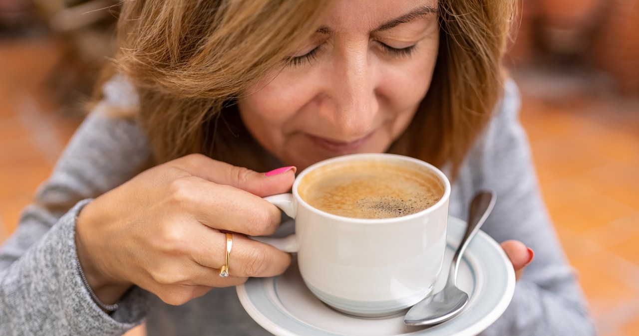 Wypróbuj czarne latte /123RF/PICSEL