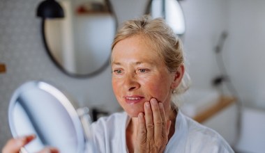 Wypróbuj domowy botoks z żelatyny i mleka. Zmarszczki już nie są widoczne