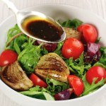 Wypróbuj raz, a z chęcią wrócisz do przepisu. Sos, który podkręca smak sałatki