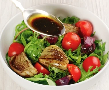 Wypróbuj raz, a z chęcią wrócisz do przepisu. Sos, który podkręca smak sałatki