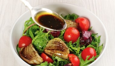 Wypróbuj raz, a z chęcią wrócisz do przepisu. Sos, który podkręca smak sałatki