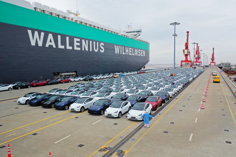 Wyprodukowane w Szanghaju samochody Tesli czekają na załadunek na statek do Europy /Getty Images