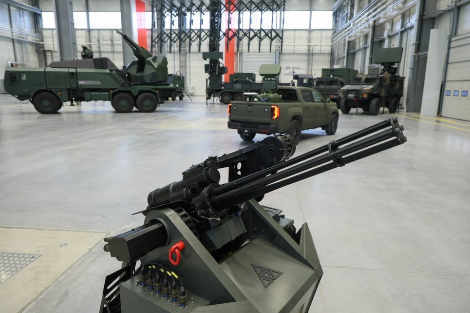 Wyprodukowany w Zakładach Mechanicznych Tarnów system zwalczania BSL oparty o karabin maszynowy WLKM systemu Gatlinga wśród sprzętu wojskowego prezentowanego w zakładach spółki PIT-RADWAR w podwarszawskiej Kobyłce /Paweł Supernak  /PAP