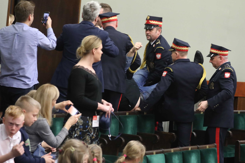 Wyprowadzenie przez Straż Marszałkowską osoby zakłócającej obrady / 	Tomasz Gzell    /PAP