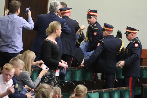 Wyprowadzenie przez Straż Marszałkowską osoby zakłucającej obrady Sejmu / 	Tomasz Gzell    /PAP