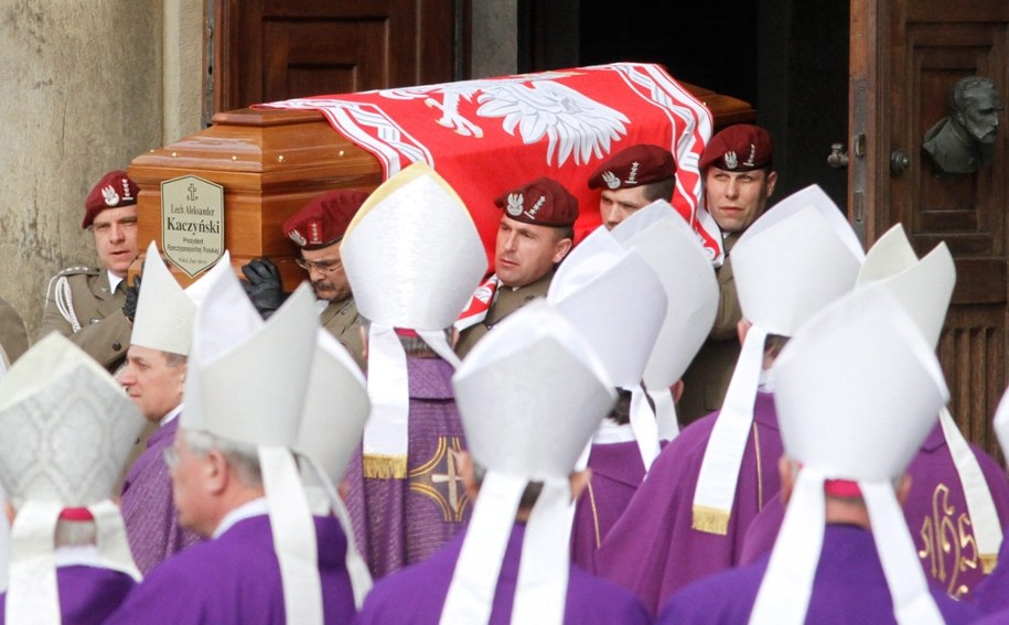 Wyprowadzenie trumien z ciałami prezydenta Lecha Kaczyńskiego (na zdjęciu) i Marii Kaczyńskiej z Bazyliki Mariackiej, 18 kwietnia 2010 roku /Grzegorz Hawałej  /PAP