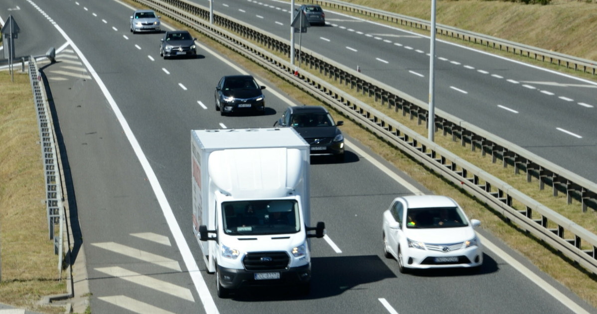 Wyprzedzając samochody na autostradzie powinniśmy sugerować się zasadą 20 sekund. /Bartłomiej Magierowski /East News