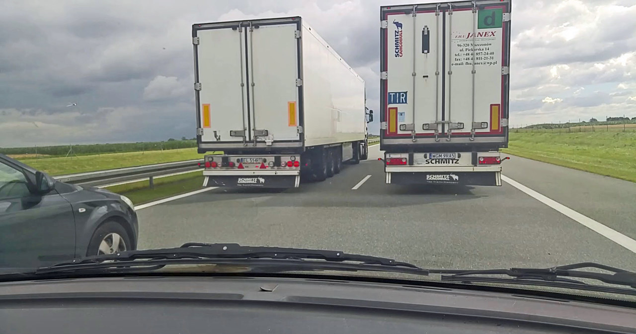 Wyprzedzające się tiry często tamują ruch na autostradach i drogach ekspresowych /INTERIA.PL