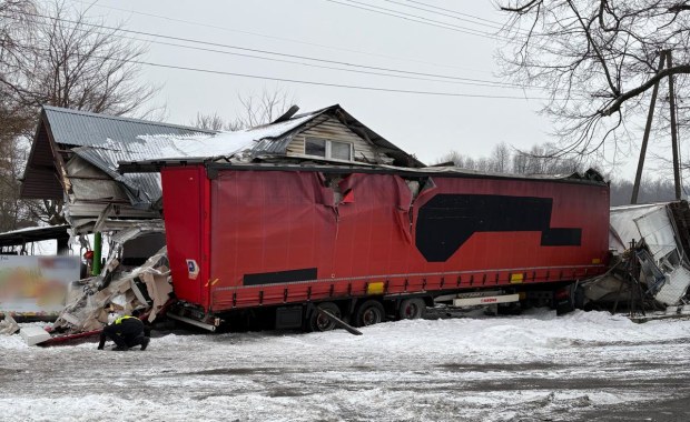 Wyprzedzał ciężarówką na skrzyżowaniu w Jaśle. Wpadł w budynek